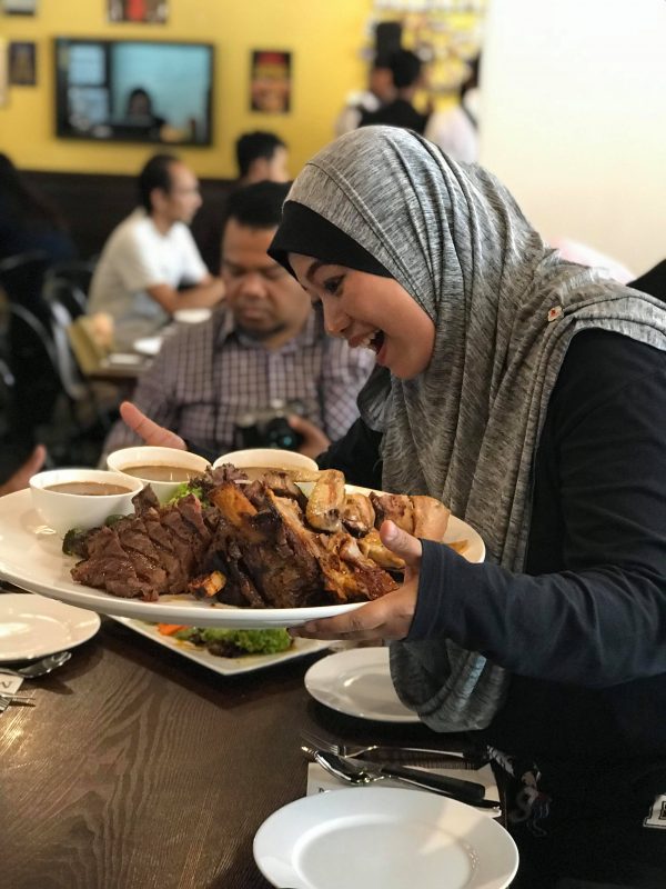 tak sabar nak jamah hidangan yang dihidangkan oleh restoran me'nate