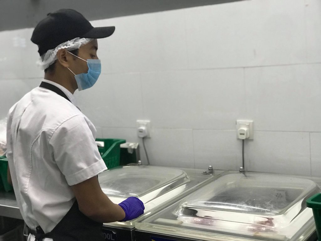 Cara pembungkusan daging di restoran me'nate