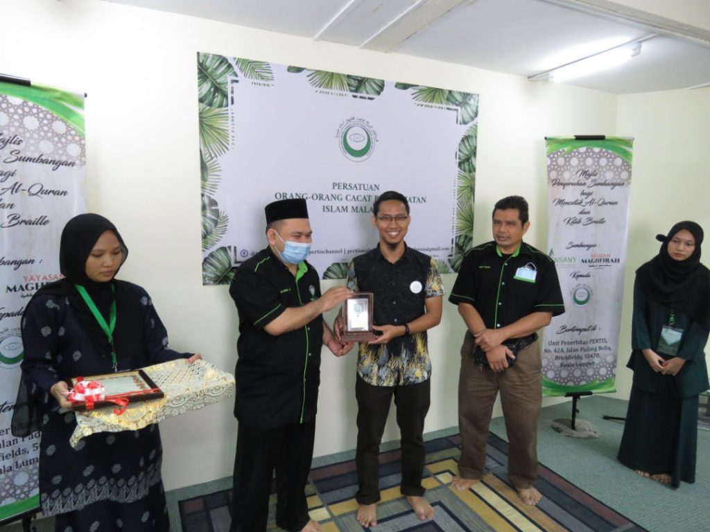 Penyerahan sumbangan waqaf Al Quran Braille