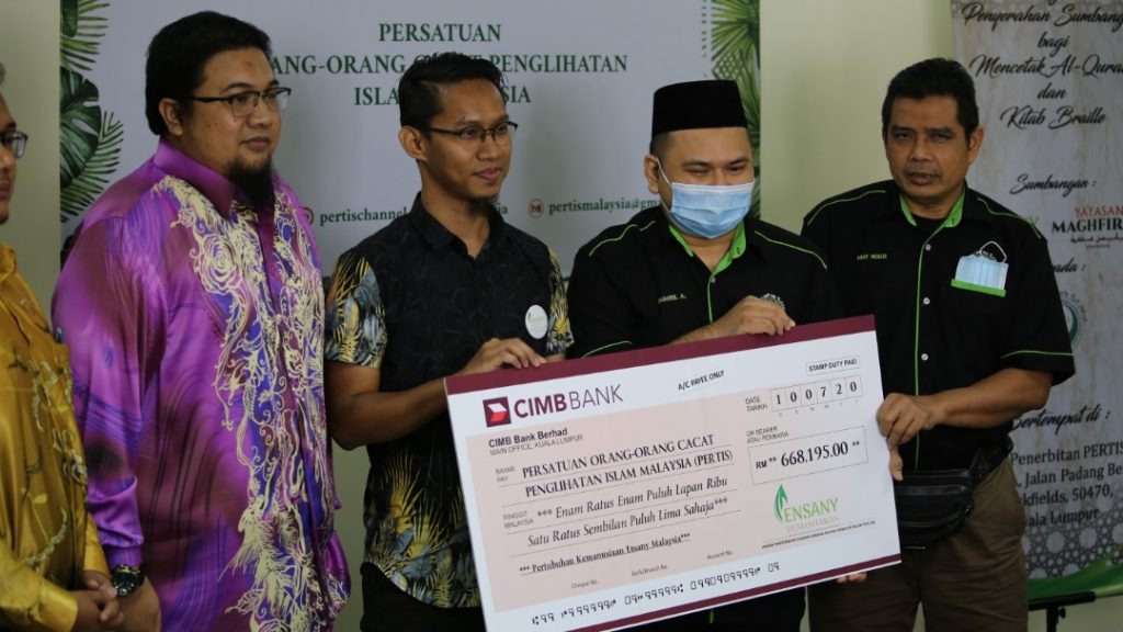 Penyerahan sumbangan waqaf Al Quran Braille