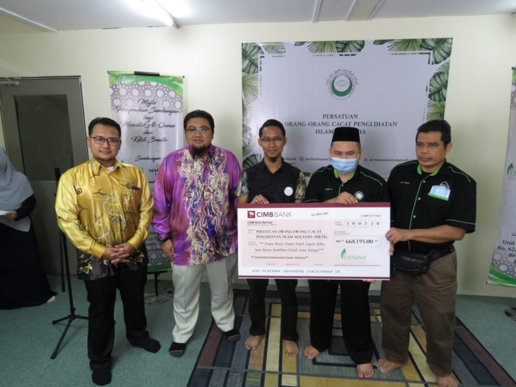 Penyerahan sumbangan waqaf Al Quran Braille