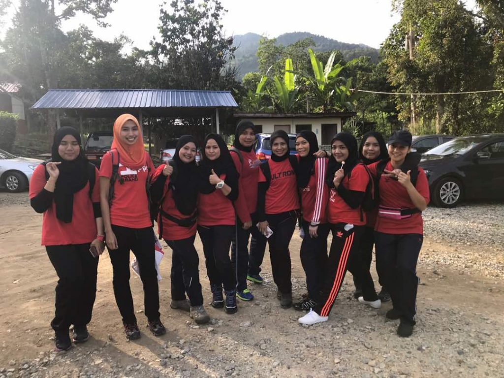 Menawan Puncak Gunung Nuang bersama kawan kawan 